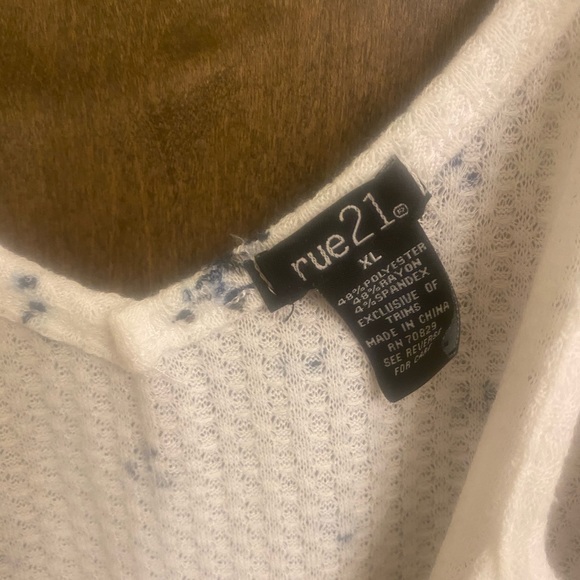 Floral tie in front tank - Picture 2 of 2